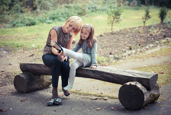 Mamma med dotter i park — Stockfoto