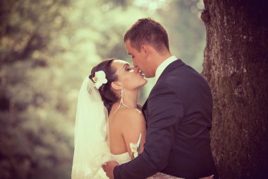 Gelin ve damat parkta