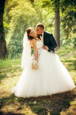 Gelin ve damat parkta