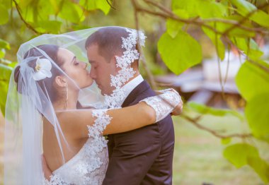 Gelin ve damat parkta