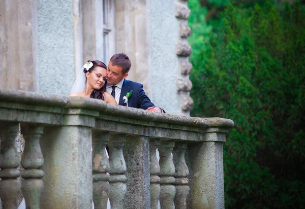 Newlywed para na balkonie — Zdjęcie stockowe