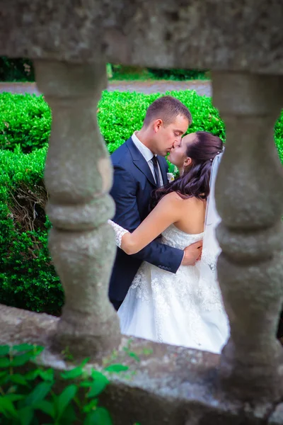Casal recém-casado beijando na varanda — Fotografia de Stock