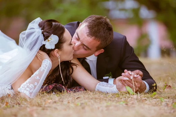 Невеста и жених в парке — стоковое фото