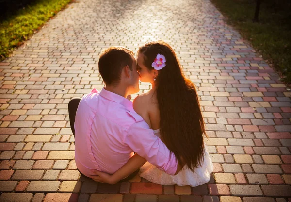 Gli adolescenti si siedono in strada — Foto Stock