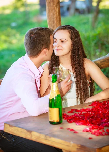 Jovem casal apaixonado — Fotografia de Stock