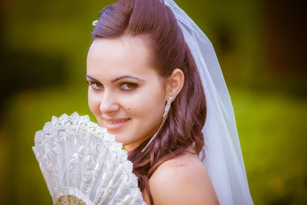 Novia con ventilador —  Fotos de Stock