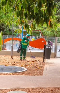 Buenos Aires, Arjantin, 10.2021 Buenos Aires parkında çöp toplayıcısı.