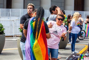 Buenos Aires, Arjantin, 07.11.2021: Buenos Aires 'teki OrgulloBA LGBT yürüyüşünün mutlu katılımcıları. LGBT toplumunun özgürlüğünün sembolü olarak gökkuşağı renklerinde bayraklar ve balonlar