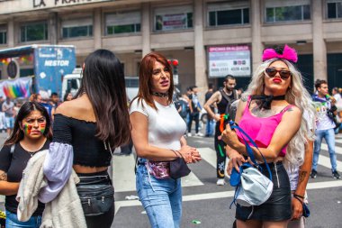 Buenos Aires, Arjantin, 07.11.2021: Buenos Aires 'teki OrgulloBA LGBT yürüyüşünün mutlu katılımcıları