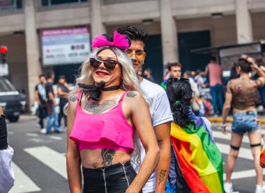Buenos Aires, Arjantin, 07.11.2021: Buenos Aires 'teki OrgulloBA LGBT yürüyüşünün mutlu katılımcıları. Gösteri için festival kıyafetleri