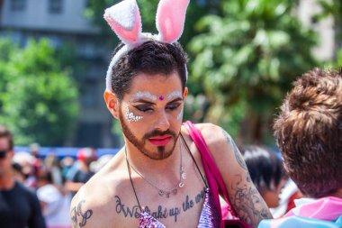 Buenos Aires, Arjantin, 07.11.2021: Buenos Aires 'teki OrgulloBA LGBT yürüyüşünün mutlu katılımcıları. Gösteri için festival kıyafetleri