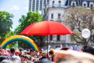 Buenos Aires, Arjantin, 07.11.2021: Buenos Aires 'teki OrgulloBA LGBT yürüyüşünün şemsiyeleri