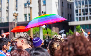 Buenos Aires, Arjantin, 07.11.2021: Buenos Aires 'teki OrgulloBA LGBT yürüyüşünün şemsiyeleri