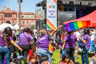 Buenos Aires, Arjantin, 07.11.2021: Buenos Aires 'teki OrgulloBA LGBT yürüyüşünün mutlu katılımcıları