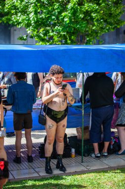 Buenos Aires, Arjantin, 07.11.2021: Buenos Aires 'teki OrgulloBA LGBT yürüyüşünün mutlu katılımcıları. Gösteri için festival kıyafetleri