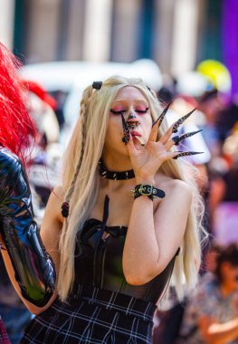 Buenos Aires, Arjantin, 07.11.2021: Buenos Aires 'teki OrgulloBA LGBT yürüyüşünün mutlu katılımcıları. Marihuana içenler