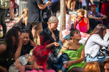 Buenos Aires, Arjantin, 07.11.2021: Buenos Aires 'teki OrgulloBA LGBT yürüyüşünün mutlu katılımcıları. Gösteri için festival kıyafetleri