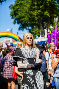 Buenos Aires, Arjantin, 07.11.2021: Buenos Aires 'teki OrgulloBA LGBT yürüyüşünün mutlu katılımcıları. Gösteri için festival kıyafetleri