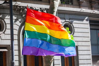 LGBT toplumunun özgürlüğünün sembolü olarak gökkuşağı renklerinde bayraklar ve balonlar