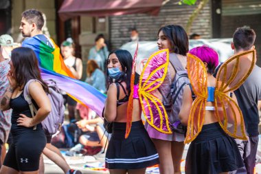Buenos Aires, Arjantin, 07.11.2021: Buenos Aires 'teki OrgulloBA LGBT yürüyüşünün mutlu katılımcıları. Gösteri için festival kıyafetleri