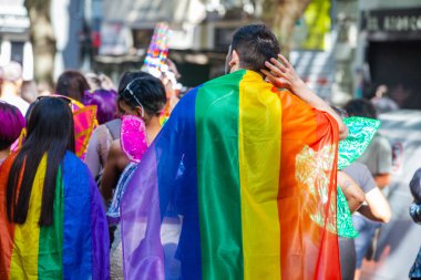 Buenos Aires, Arjantin, 07.11.2021: LGBT toplumunun özgürlüğünün sembolü olarak gökkuşağı renklerinde bayraklar ve balonlar