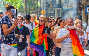 Buenos Aires, Arjantin, 07.11.2021: Buenos Aires 'teki OrgulloBA LGBT yürüyüşünün mutlu katılımcıları