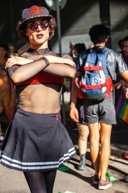 Buenos Aires, Arjantin, 07.11.2021: Buenos Aires 'teki OrgulloBA LGBT yürüyüşünün mutlu katılımcıları. Gösteri için festival kıyafetleri
