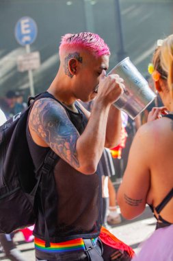 Buenos Aires, Arjantin, 07.11.2021: Buenos Aires 'teki OrgulloBA LGBT yürüyüşünün mutlu katılımcıları