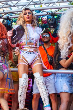 Buenos Aires, Arjantin, 07.11.2021: Buenos Aires 'teki OrgulloBA LGBT yürüyüşünün mutlu katılımcıları. Gösteri için festival kıyafetleri