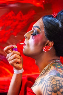 Buenos Aires, Arjantin, 07.11.2021: Buenos Aires 'teki OrgulloBA LGBT yürüyüşünün mutlu katılımcıları. Marihuana içenler