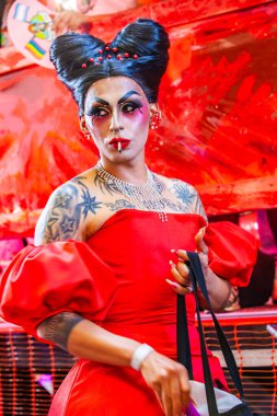 Buenos Aires, Arjantin, 07.11.2021: Buenos Aires 'teki OrgulloBA LGBT yürüyüşünün mutlu katılımcıları. Marihuana içenler