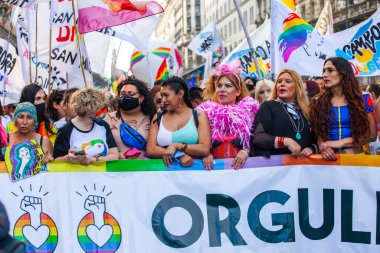 Buenos Aires, Arjantin, 07.11.2021: Buenos Aires 'teki OrgulloBA LGBT yürüyüşünün mutlu katılımcıları