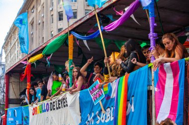 Buenos Aires, Arjantin, 07.11.2021: Buenos Aires 'teki OrgulloBA LGBT yürüyüşünün mutlu katılımcıları