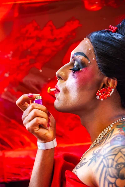 Buenos Aires, Arjantin, 07.11.2021: Buenos Aires 'teki OrgulloBA LGBT yürüyüşünün mutlu katılımcıları. Marihuana içenler