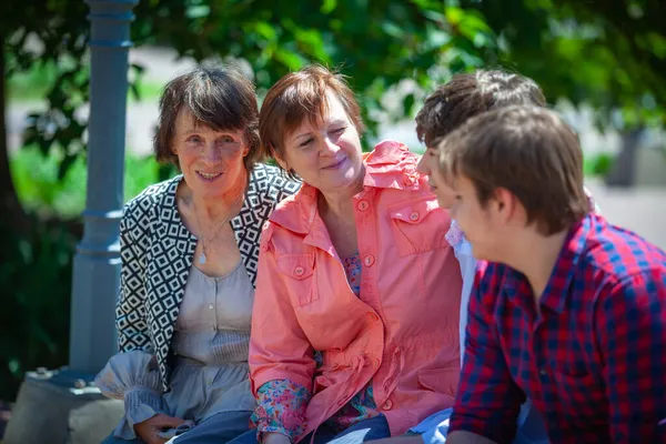 Bonne Famille Mère Fils Grand Mère Dans Parc — Photo