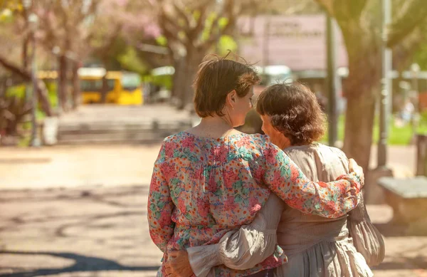 Anciana Madre Con Hija Parque Naturaleza — Foto de Stock