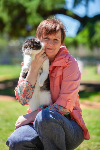 Bir Kadının Kollarında Bir Kedinin Portresi — Stok fotoğraf