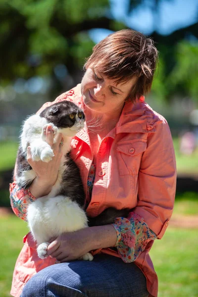 Porträtt Katt Famnen Kvinna — Stockfoto