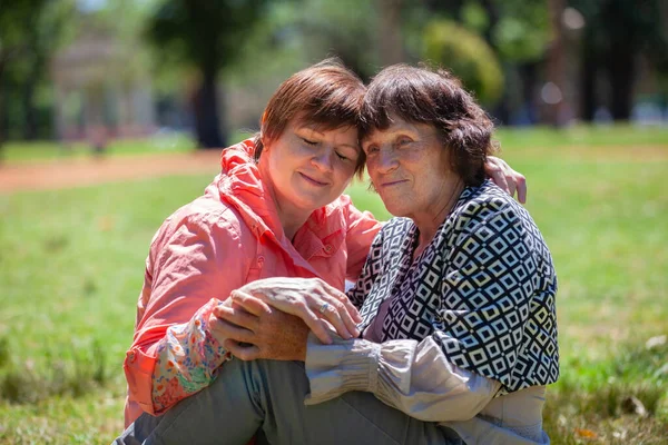 Anciana Madre Con Hija Parque Naturaleza — Foto de Stock