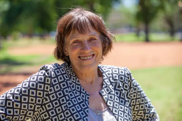 Anciana Feliz Mujer Naturaleza Retrato — Foto de Stock