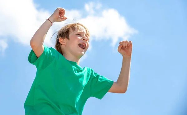 Glad Liten Pojke Mot Den Blå Himlen — Stockfoto