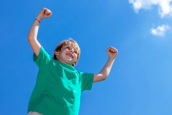 Menino Feliz Contra Céu Azul — Fotografia de Stock