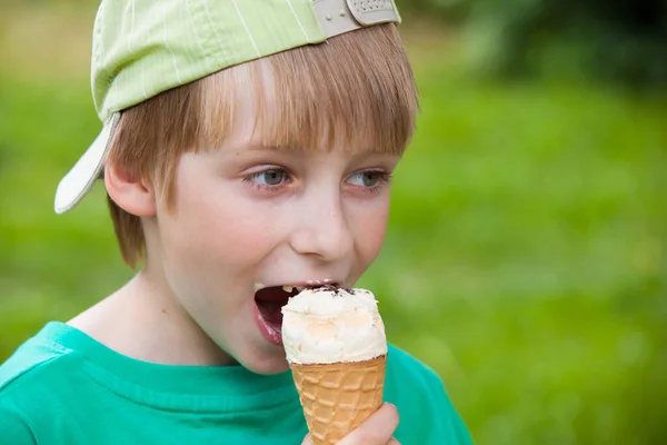 Petit Garçon Manger Crème Glacée Dans Parc Extérieur — Photo