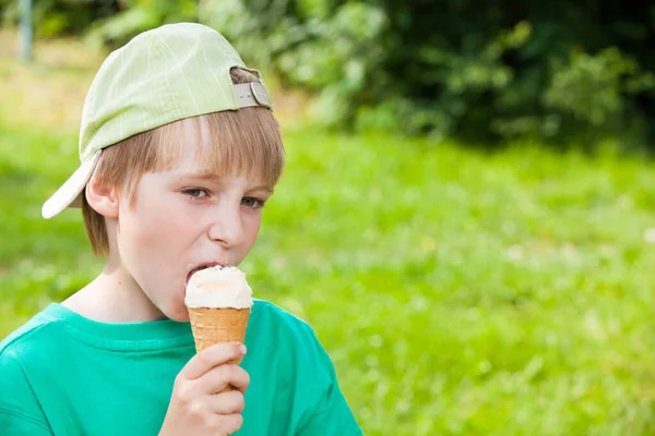 Petit Garçon Manger Crème Glacée Dans Parc Extérieur — Photo