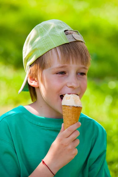 小男孩在公园外面吃冰淇淋 — 图库照片