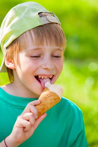 小男孩在公园外面吃冰淇淋 — 图库照片