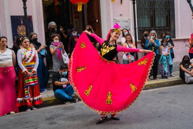 05 Şubat. 2022 Buenos Aires Arjantin: Buenos Aires 'te Çin Yeni Yıl kutlamaları sırasında dansçı