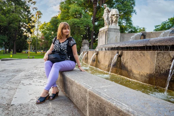 Bela Mulher Parque Perto Fonte — Fotografia de Stock