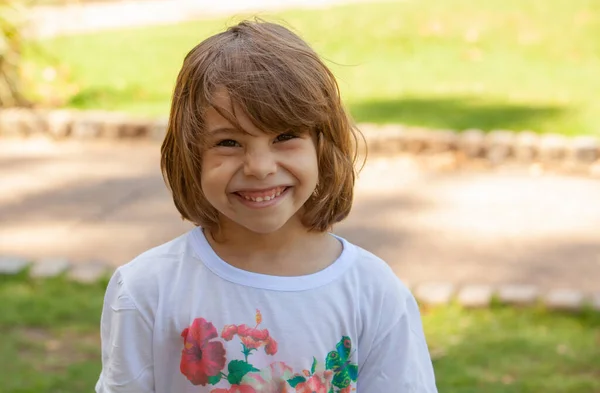 Portret Van Een Gelukkig Meisje Het Park — Stockfoto