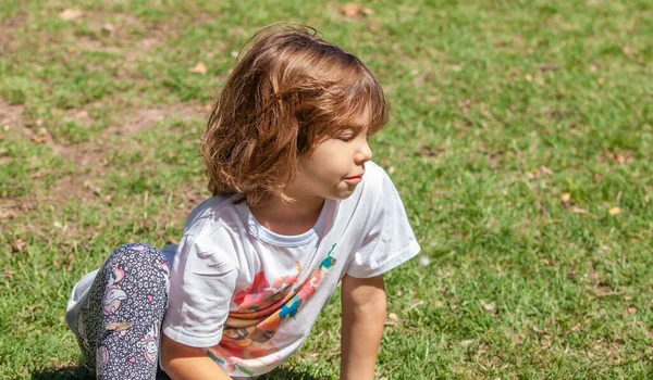 Portrait Une Fille Heureuse Dans Parc — Photo